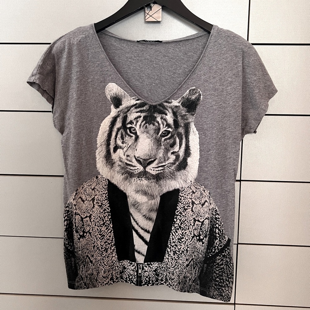 Kookai Vintage V-Next Tee Size Small Geisha Tiger
